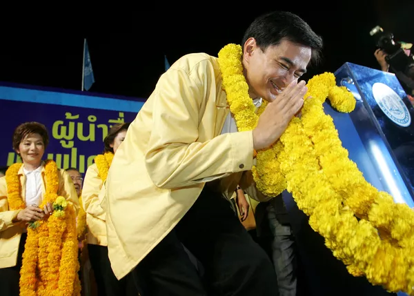 Lãnh đạo Đảng Dân chủ Thái Lan Abhisit Vejjajiva chào đón những người ủng hộ ông theo truyền thống trong chiến dịch tranh cử ở Bangkok. Lãnh đạo Đảng Dân chủ Thái Lan Abhisit Vejjajiva chào đón những người ủng hộ ông theo truyền thống trong chiến dịch tranh cử ở Bangkok. - Sputnik Việt Nam