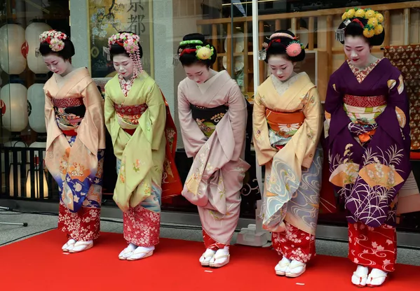 Năm Geisha tập sự cúi chào ở Tokyo. Năm Geisha tập sự cúi chào ở Tokyo. - Sputnik Việt Nam