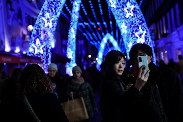 Đèn màu trang trí lễ hội Giáng sinh ở London. - Sputnik Việt Nam