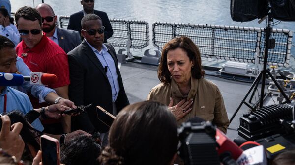 Phó Tổng thống Hoa Kỳ Kamala Harris đứng trên con tàu tuần tra của Philippines đang thả neo ở Puerto Princesa thuộc tỉnh Palawan - Sputnik Việt Nam