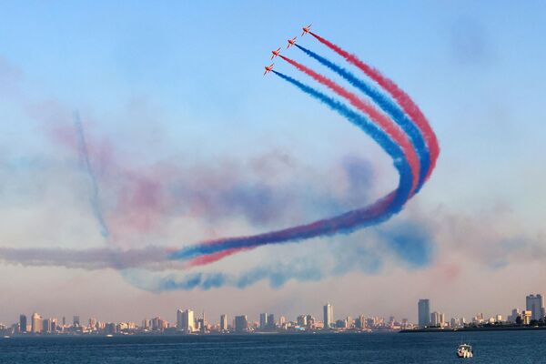 Đội bay biểu diễn nhào lộn Red Arrows của Lực lượng Không quân Hoàng gia thực hiện thao diễn trên không trong triển lãm hàng không ở Kuwait. - Sputnik Việt Nam