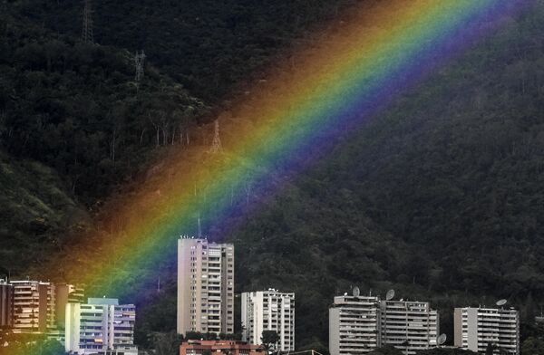 Quang cảnh cầu vồng trên khu vực Chacao và Vườn quốc gia El Avila trong cơn bão ở Caracas, Venezuela. - Sputnik Việt Nam