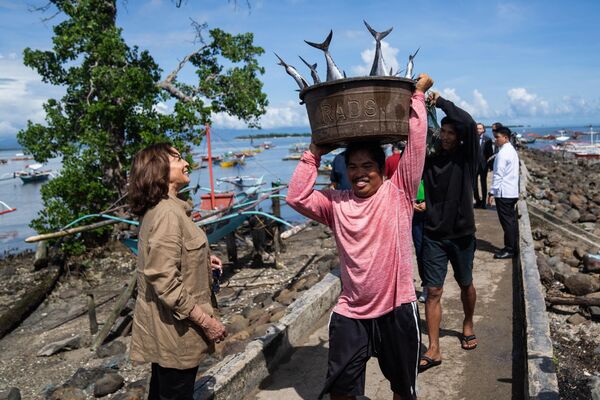 Phó Tổng thống Hoa Kỳ Kamala Harris đến thăm ngôi làng địa phương Tagburos ở Palawan, Philippines. - Sputnik Việt Nam