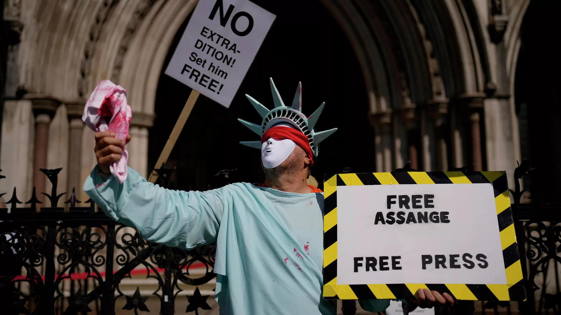 Người ủng hộ nhà sáng lập WikiLeaks, Julian Assange trong một phiên tòa ở London