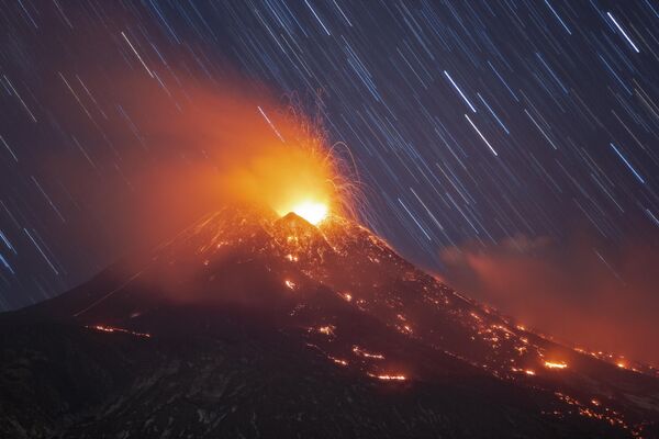 Star Trails and Lava Plume on Mount Etna của nhiếp ảnh gia Ý Dario Giannobile, lọt TOP 101 trong cuộc thi The 9th International Landscape Photographer of the Year. - Sputnik Việt Nam