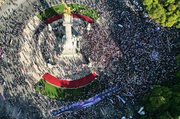 Nhìn từ trên không trung cuộc diễu hành của Tổng thống Mexico Andrés Manuel López Obrador ở Thành phố Mexico để kỷ niệm năm thứ tư ông tại vị. - Sputnik Việt Nam