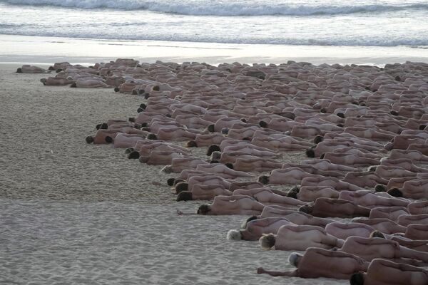 Hàng trăm người khỏa thân tạo dáng cho nghệ sĩ kiêm nhiếp ảnh gia Spencer Tunick trên Bãi biển Bondi của Sydney như một phần của sự kiện nghệ thuật nhằm nâng cao nhận thức về tầm quan trọng của việc phát hiện sớm bệnh ung thư da. - Sputnik Việt Nam