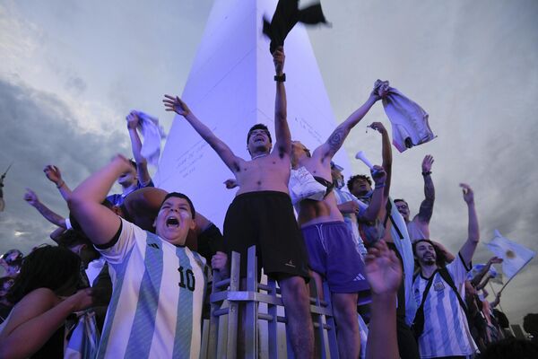 Người hâm mộ bóng đá Argentina ăn mừng chiến thắng trước Ba Lan tại World Cup gần đài tưởng niệm ở thành phố Buenos Aires. - Sputnik Việt Nam