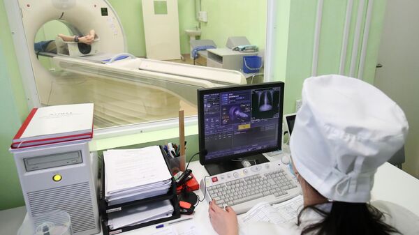 Một sĩ quan y tế thực hiện chụp cắt lớp vi tính trong khoa dành cho bệnh nhân nhiễm virus corona tại bệnh viện của Bộ Quốc phòng Nga ở Volgograd. - Sputnik Việt Nam