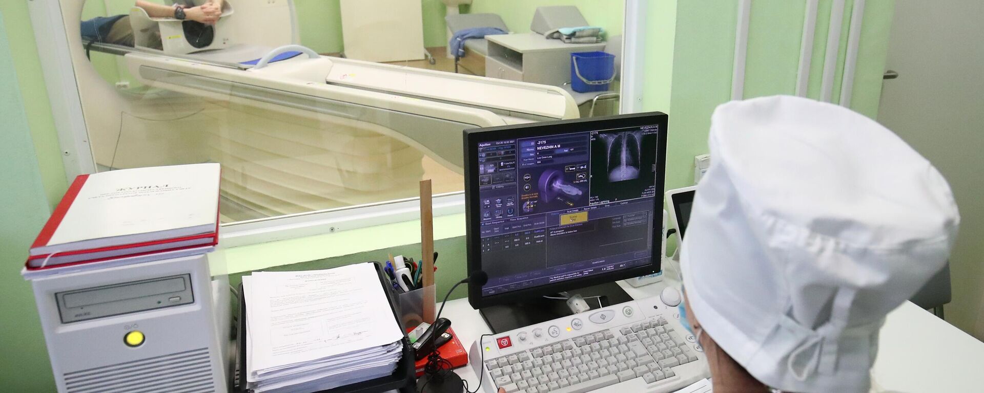 Một sĩ quan y tế thực hiện chụp cắt lớp vi tính trong khoa dành cho bệnh nhân nhiễm virus corona tại bệnh viện của Bộ Quốc phòng Nga ở Volgograd. - Sputnik Việt Nam, 1920, 20.06.2026