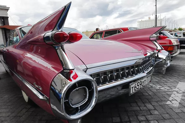 Một chiếc xe Cadillac Coupe Deville trước cuộc đua Night Moscow Rally. - Sputnik Việt Nam