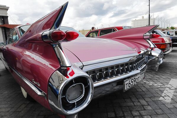 Một chiếc xe Cadillac Coupe Deville trước cuộc đua Night Moscow Rally. - Sputnik Việt Nam