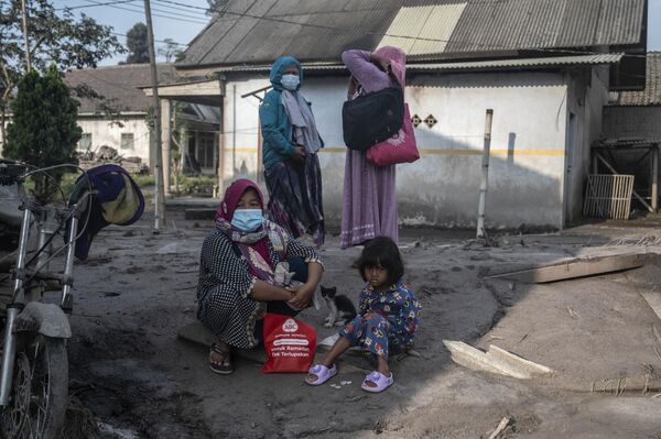 Cư dân làng Qajar Kuning, Đông Java, Indonesia, bị ảnh hưởng bởi vụ phun trào của núi lửa Semeru - Sputnik Việt Nam