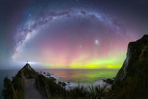 Ảnh Nugget Point Lighthouse Aurora của nhiếp ảnh gia New Zealand Douglas Thorne, được chọn là một trong 25 bức ảnh đẹp nhất cuộc thi Northern Lights photographer of the year 2022. - Sputnik Việt Nam