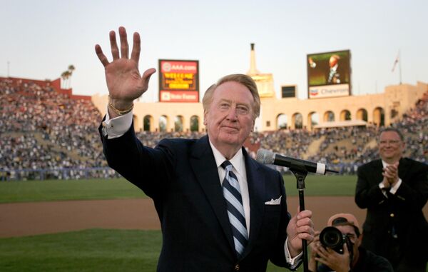 VĐV Vin Scully vẫy tay chào đám đông trong lễ vinh danh trước khi bắt đầu trận đấu trình diễn bóng chày ở Los Angeles, năm 2008 - Sputnik Việt Nam