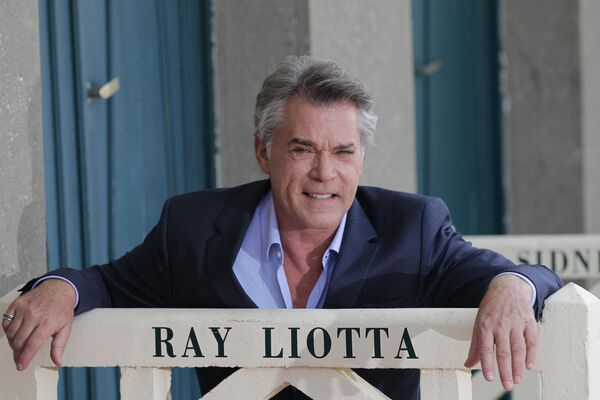 Nữ nghệ sĩ Mỹ Ray Liotta tại khu nghỉ dưỡng bên bờ biển tây-bắc nước Pháp ở Deauville, Pháp, năm 2014 - Sputnik Việt Nam