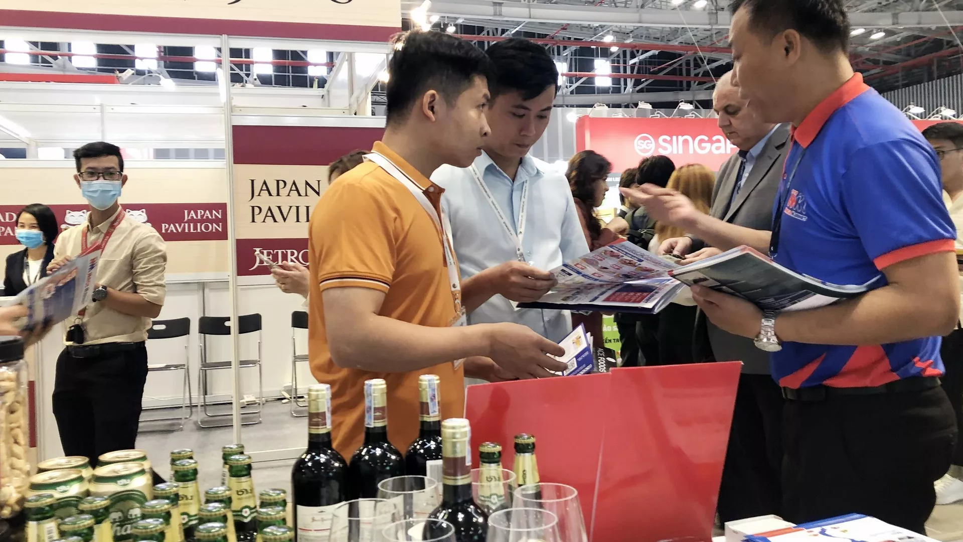 Nhiều đơn vị sản xuất, kinh doanh tiếp thị, quảng bá thương hiệu tại Food & Hotel Vietnam 2022.