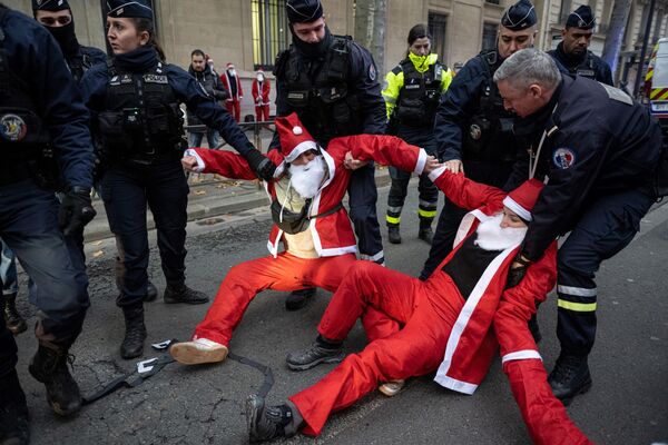 Cảnh sát Pháp sơ tán những người hoạt động hóa trang thành ông già Noel ở Paris tố cáo các chính sách môi trường của chính phủ trước khi bắt đầu hội nghị thượng đỉnh về đa dạng sinh học COP15 ở Montreal. - Sputnik Việt Nam