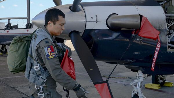 Thượng úy Toại chuẩn bị cho chuyến bay tốt nghiệp trên dòng T-6 ngày 29/5/2019.  - Sputnik Việt Nam