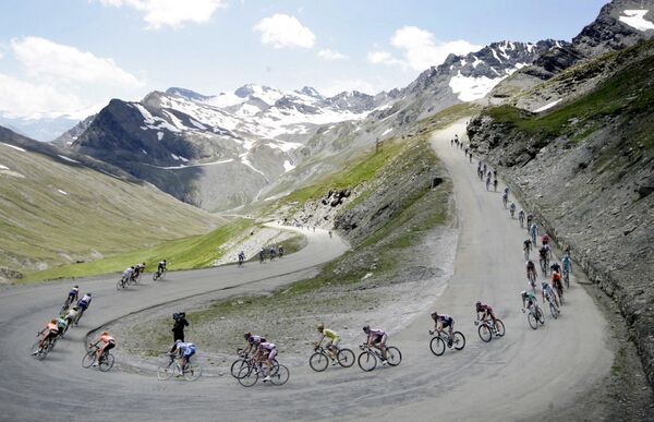 Tour de France giữa Val d&#x27;Isère và Briancon, trên dãy núi Alps của Pháp. - Sputnik Việt Nam