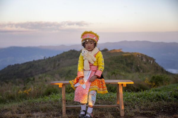 Người dân làng và cháu trai trôngđàn gia súc của họ từ một ngọn đồi ở ngoại ô Srinagar, Kashmir, Himalayas. - Sputnik Việt Nam