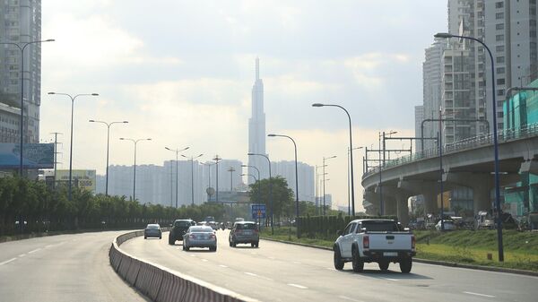 Cao ốc Landmark 81 bị che mờ bởi bụi mịn. - Sputnik Việt Nam