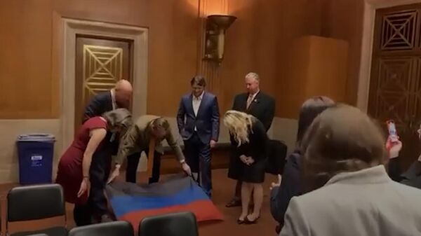 Xuất hiện trên mạng một video ghi lại cảnh các tình nguyện viên Ukraina giẫm lên lá cờ của DNR tại Quốc hội Hoa Kỳ - Sputnik Việt Nam
