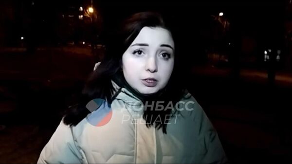 Cô gái Donetsk đến trạm xe buýt dưới làn đạn pháo của Ukraina - Sputnik Việt Nam