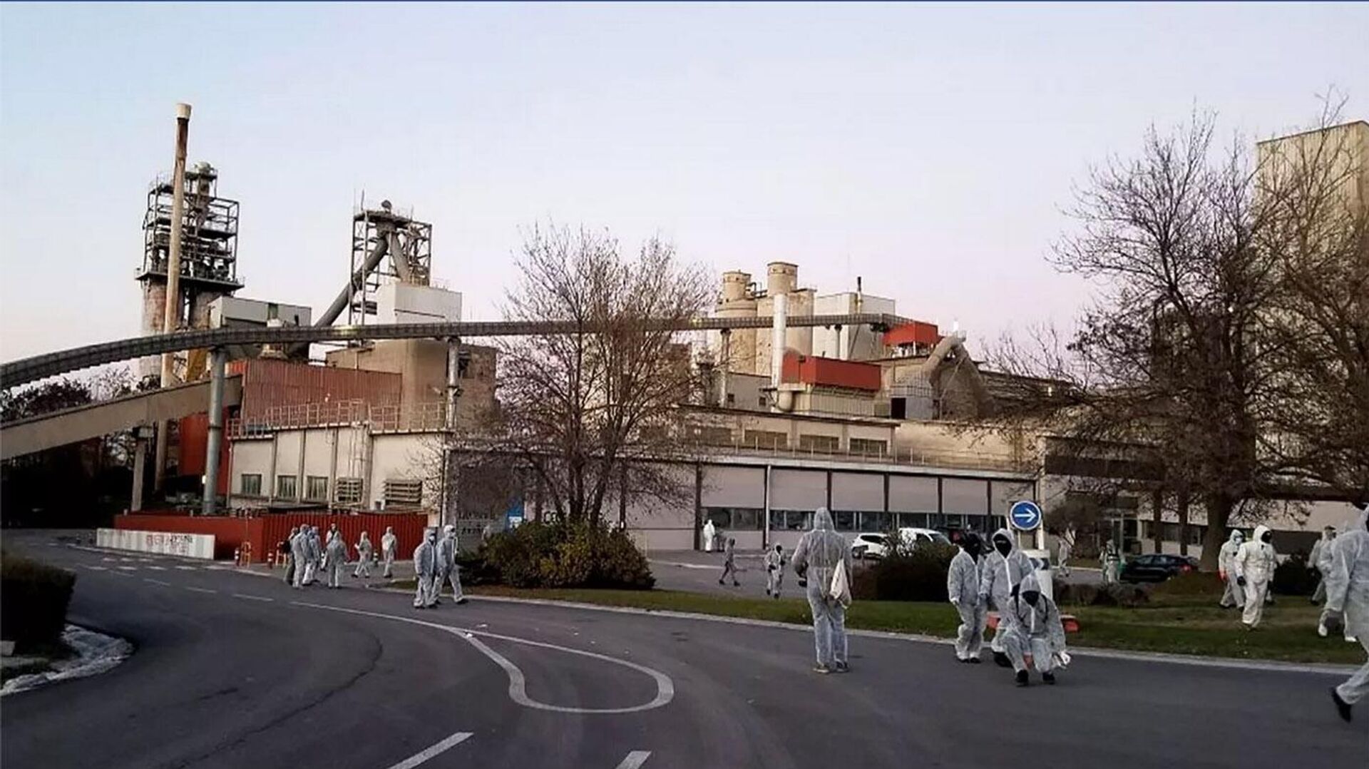 Các nhà hoạt động môi trường tại nhà máy La Malle thuộc sở hữu của Lafarge - Sputnik Việt Nam, 1920, 12.12.2022