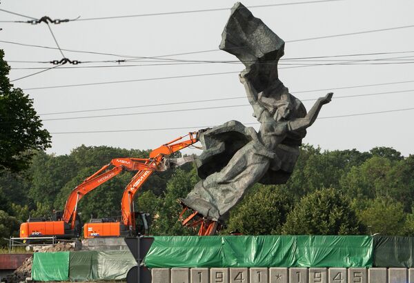 Phá tượng đài Mẹ - Tổ quốc tưởng niệm những người lính của Quân đội Liên Xô giải phóng Latvia và Riga của Liên Xô khỏi quân xâm lược Đức quốc xã. - Sputnik Việt Nam