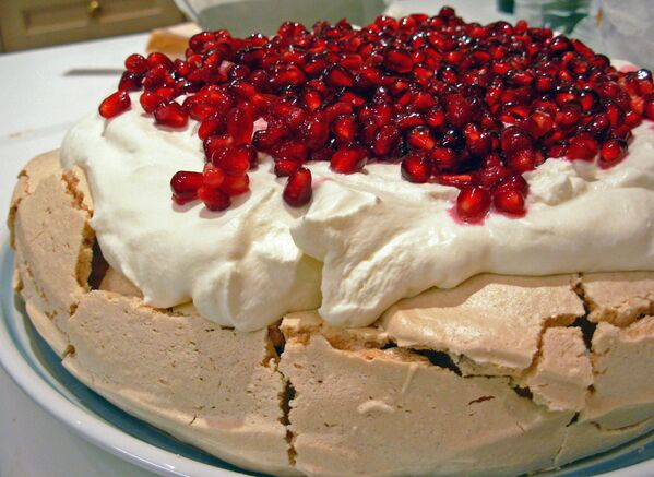 Món &quot;Pavlova&quot; (làm từ bánh trứng đường và trái cây) nổi tiếng được ưa chuộng vào dịp Giáng sinh ở Úc và New Zealand, từ đó nó di cư sang Singapore. - Sputnik Việt Nam