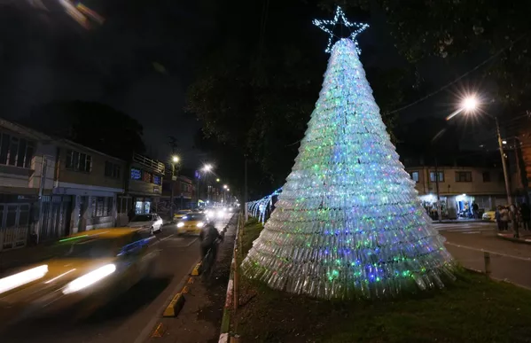 Cây thông Noel tái chế được trang trí trên đường phố ở Bogota, Colombia. Cây thông Noel tái chế được trang trí trên đường phố ở Bogota, Colombia. - Sputnik Việt Nam