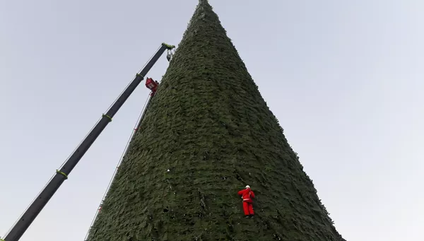Công nhân hóa trang thành ông già Noel lắp đặt cây thông chính của thành phố, cao 55 mét (cao nhất ở Nga) trong nhiệt độ -20 độ C ở Krasnoyarsk. Công nhân hóa trang thành ông già Noel lắp đặt cây thông chính của thành phố, cao 55 mét (cao nhất ở Nga) trong nhiệt độ -20 độ C ở Krasnoyarsk. - Sputnik Việt Nam