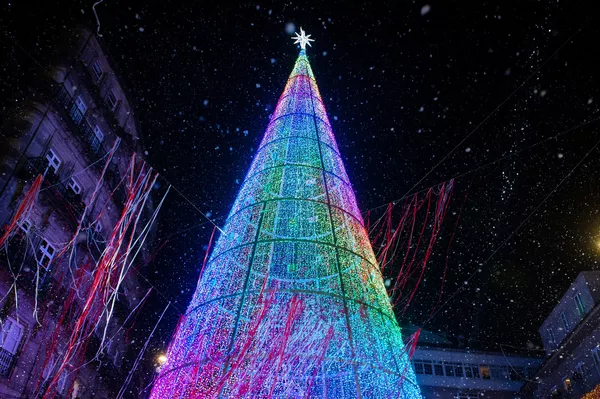 Cây thông Noel cực kỳ hiện đại ở quảng trường Porta do Sol ở Vigo, Tây Ban Nha. Cây thông Noel cực kỳ hiện đại ở quảng trường Porta do Sol ở Vigo, Tây Ban Nha. - Sputnik Việt Nam