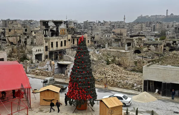 Công nhân dựng cây thông Noel tại Quảng trường Al-Khatab ở Aleppo bị tàn phá, Syria. Công nhân dựng cây thông Noel tại Quảng trường Al-Khatab ở Aleppo bị tàn phá, Syria. - Sputnik Việt Nam