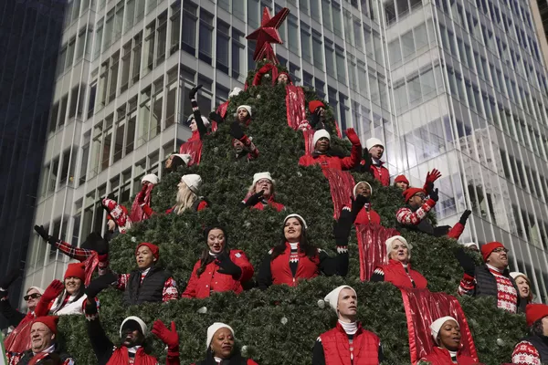 Người biểu diễn tại cây Giáng sinh ca hát Macy's trong cuộc diễu hành Ngày Lễ Tạ ơn ở New York. Người biểu diễn tại cây Giáng sinh ca hát Macy's trong cuộc diễu hành Ngày Lễ Tạ ơn ở New York. - Sputnik Việt Nam