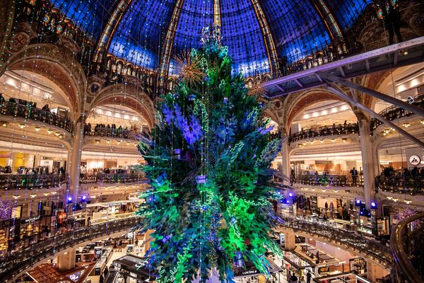 Cây thông Noel ở trung tâm cửa hàng bách hóa Galeries Lafayette, Paris. - Sputnik Việt Nam