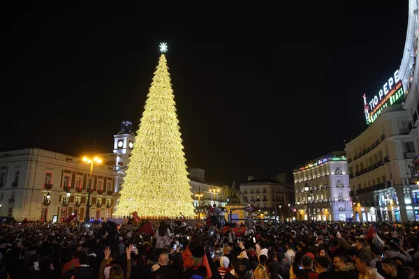 Người hâm mộ Ma-rốc ở quảng trường Puerta del Sol (Madrid) quanh cây thông Noel ăn mừng chiến thắng của đội tuyển nước họ với đội Tây Ban Nha tại Giải vô địch bóng đá thế giới ở Qatar. Người hâm mộ Ma-rốc ở quảng trường Puerta del Sol (Madrid) quanh cây thông Noel ăn mừng chiến thắng của đội tuyển nước họ với đội Tây Ban Nha tại Giải vô địch bóng đá thế giới ở Qatar. - Sputnik Việt Nam