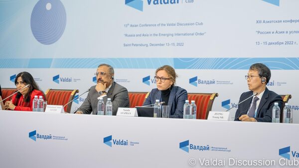 Nivedita Das Kundu, Muhammad Athar Javed, Natalya Stapran, Jung Yongshik tại một cuộc họp của Câu lạc bộ Valdai - Sputnik Việt Nam