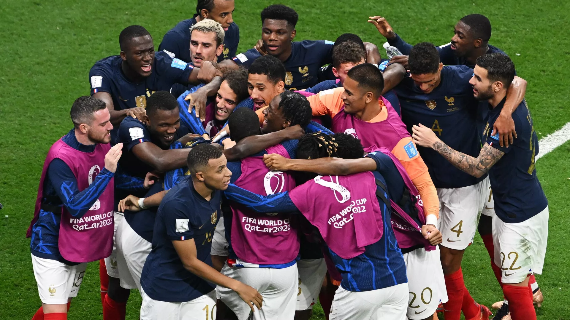 Các cầu thủ Pháp mừng rỡ sau khi ghi bàn thắng trong trận bán kết World Cup giữa Pháp và Morocco
