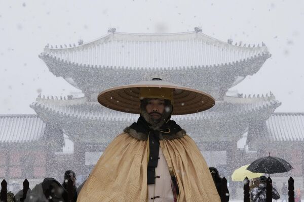 Cảnh vệ Hoàng gia đứng bên ngoài Cung điện Gyeongbok, một trong những thắng cảnh của Hàn Quốc, ở Seoul. - Sputnik Việt Nam