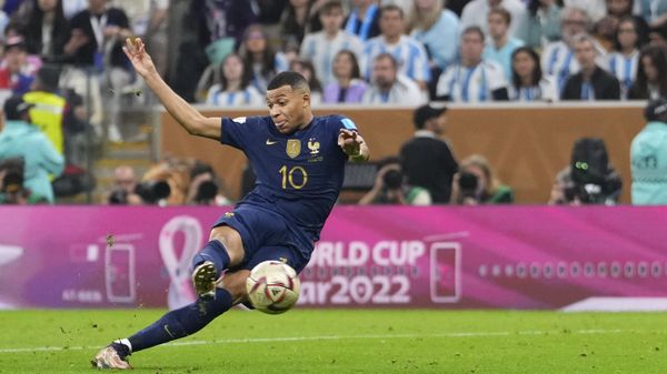 Danh thủ Kylian Mbappe của Pháp ghi bàn trong trận chung kết World Cup giữa Argentina và Pháp. - Sputnik Việt Nam