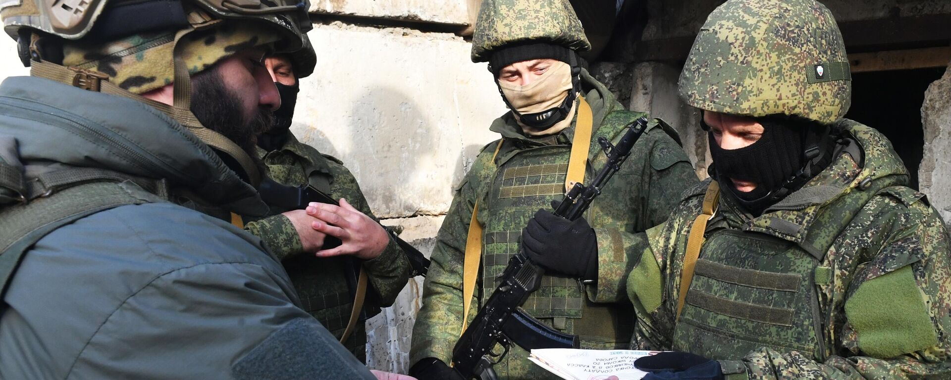 Các nhà báo Sputnik đã trao những lá thư và bức vẽ của trẻ em cho những người được gọi nhập ngũ như một phần của cuộc vận động một phần - Sputnik Việt Nam, 1920, 31.10.2025