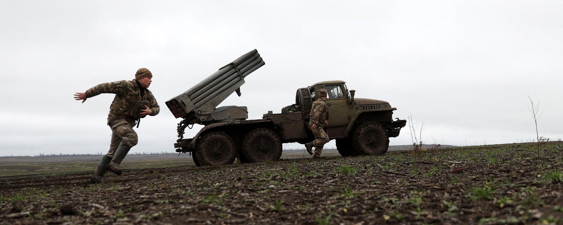 Quân đội Ukraina bên cạnh BM-21 Grad trên tiền tuyến gần Bakhmut - Sputnik Việt Nam, 1920, 20.12.2022