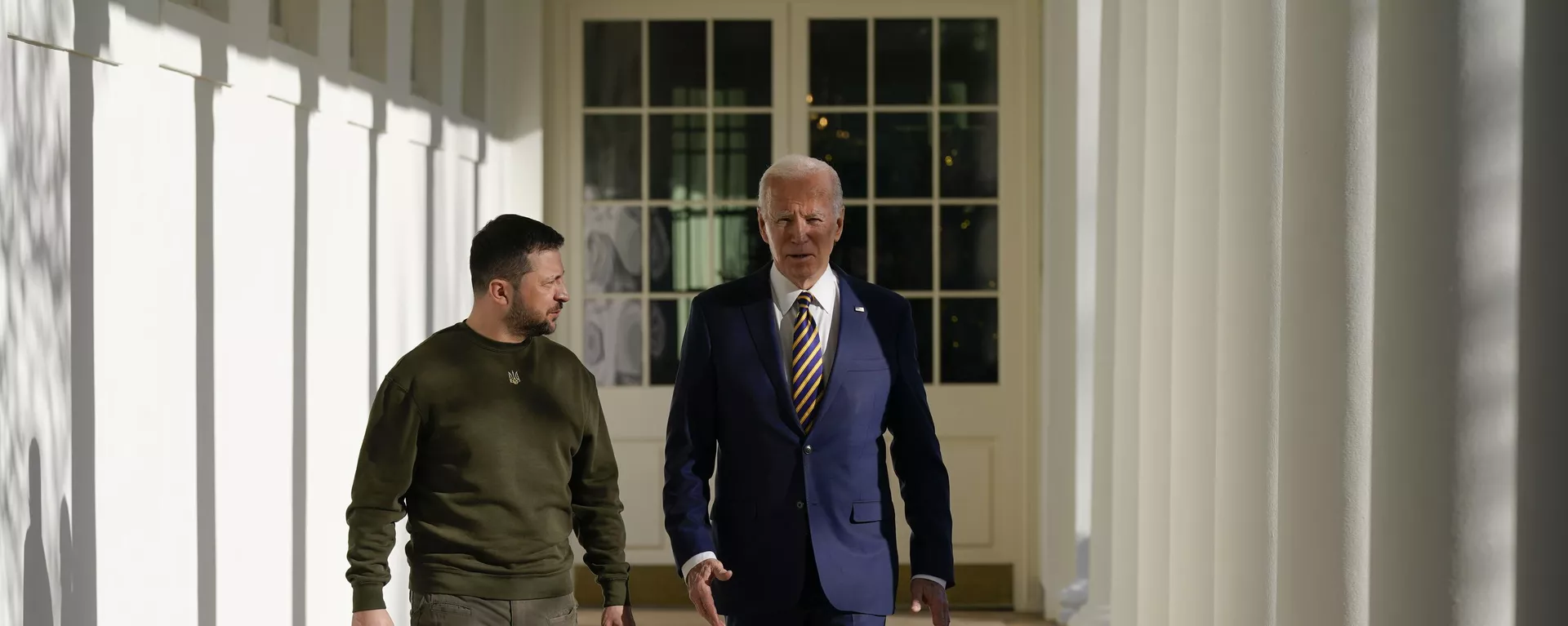 Tổng thống Joe Biden và Tổng thống Ukraina Vladimir Zelensky đi dọc theo hành lang Hàng cột ở Nhà Trắng, thứ Tư ngày 21/12/2022, Washington Tổng thống Joe Biden và Tổng thống Ukraina Vladimir Zelensky đi dọc theo hành lang Hàng cột ở Nhà Trắng, thứ Tư ngày 21/12/2022, Washington - Sputnik Việt Nam, 1920, 30.12.2022