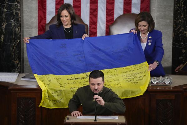 Tổng thống Zelensky tặng Phó Tổng thống Kamala Harris và Chủ tịch Hạ viện Nancy Pelosi và các nhà lập pháp Mỹ lá cờ Ukraine có chữ ký của binh lính ở Bakhmut, khi phát biểu tại phiên họp Quốc hội trên Đồi Capitol ở Washington. - Sputnik Việt Nam