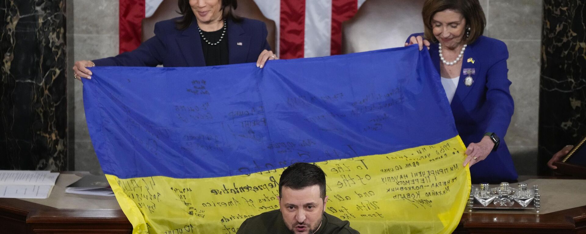 Tổng thống Zelensky tặng Phó Tổng thống Kamala Harris và Chủ tịch Hạ viện Nancy Pelosi và các nhà lập pháp Mỹ lá cờ Ukraine có chữ ký của binh lính ở Bakhmut, khi phát biểu tại phiên họp Quốc hội trên Đồi Capitol ở Washington. - Sputnik Việt Nam, 1920, 24.07.2024