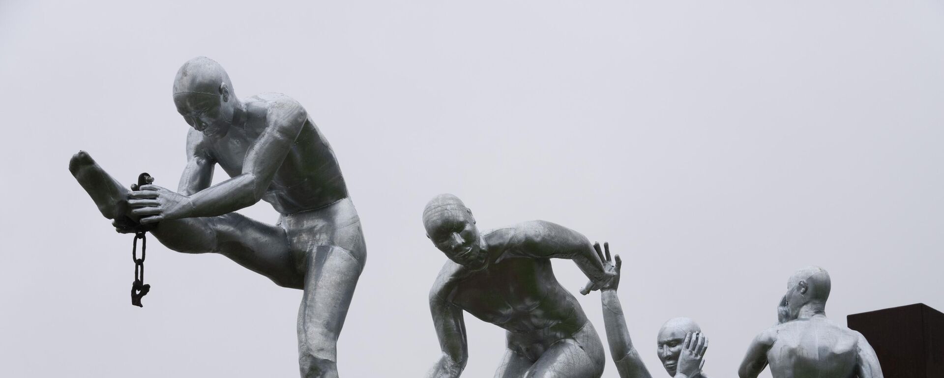 Tác phẩm điêu khắc Clave của Alex da Silva về chế độ nô lệ ở bến cảng Rotterdam, Hà Lan. - Sputnik Việt Nam, 1920, 29.03.2026