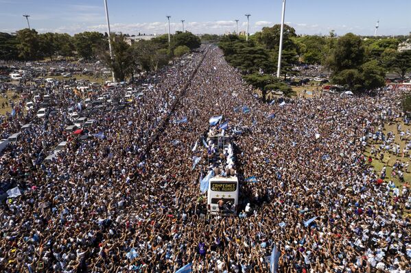 Đội tuyển Argentina trên xe trở về Buenos Aires, Argentina. - Sputnik Việt Nam