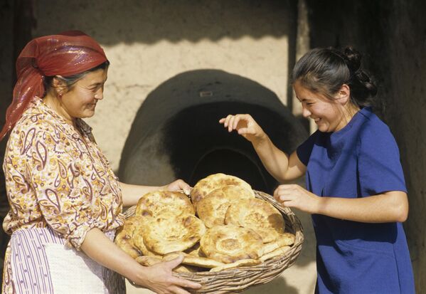 Cộng hòa xã hội chủ nghĩa Xô viết Uzbekistan. Gia đình Khalmomat Makhmarasunov, quản đốc đội trồng bông - con dâu Zorina (trái) và cháu gái Sabokhat. - Sputnik Việt Nam